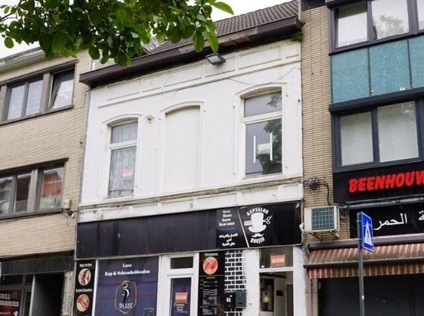 Commercieel pand in het hartje van Gent, gekend om zijn 19 de eeuwse lijstgevels, dichtbij de Brugse Poort, ideaal als handelspand met appartement, om